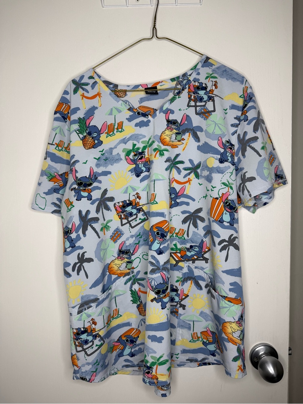 ❤️2 for $25❤️Disney Light Blue Tropical Stitch Scrub Top Beach Scene